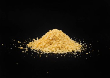 Ekmek kırıntıları, dağınık ekmek kırıntıları nugget için ezilmiş rusk ekmek kırıntıları, siyah arka planda panko