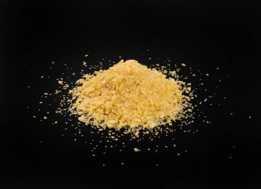 Ekmek kırıntıları, dağınık ekmek kırıntıları nugget için ezilmiş rusk ekmek kırıntıları, siyah arka planda panko