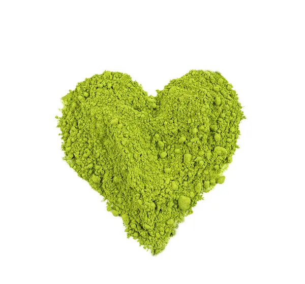 Kibrit tozu kalp izole, yeşil çay tozu yığını, spirulina unu, toz klorella, beyaz arka planda kuru kibrit özü.