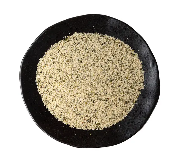 Kabuklu kenevir tohumları siyah tabakta izole edilmiş, soyulmuş kenevir taneleri, kabuksuz marihuana çekirdekleri, beyaz arka plan görünümlü yağ proteini kenevir tohumları yığını