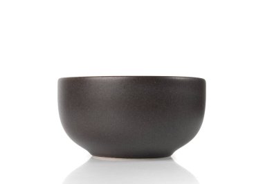 Boş kase izole edilmiş, siyah levha pankartı, koyu porselen çanak modeli, beyaz arkaplanda metin için kopyalama alanı olan mutfak şablonu