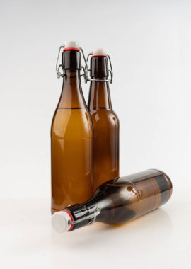 Eski bira şişesi, kahverengi cam şarap şişesi izole edilmiş, beyaz arka planda test edilmiş kaliteli bir geleneksel içki sembolü.