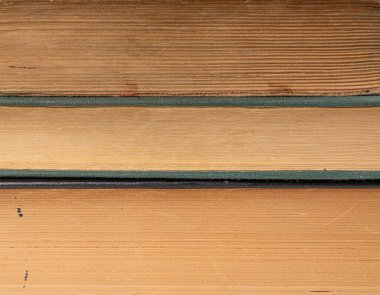 Eski kitap yığını dokusu. Antika kitap arkaplanı, antika kütüphane koleksiyonu yakın plan. Metin için kopya alanı olan dizüstü bilgisayarları arşivle