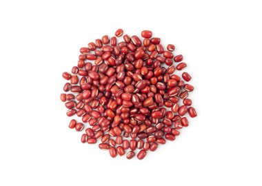 Kırmızı adzuki fasulyesi, çiğ aduki fasulyesi yığını, Vigna angularis legume tohumu, küçük kuru azuki, kırmızı mung fasulyesi taneleri, Japon tatlı malzemeleri beyaz arka planda.