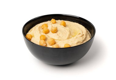 Siyah kasedeki humus izole edilmiş, ev yapımı sos, nohut humusu tahini sosu, orta doğu sosu, beyaz arka planda Arap humusu.