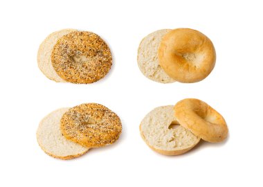 Yarı yarıya izole edilmiş simit, bir yuvarlak ekmek, tahıllı buğday fırını ve kahvaltılık tohumlar, beyaz arka planda yuvarlak simit ekmeği.