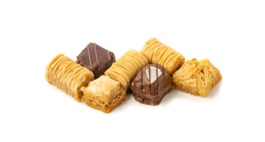 İzole edilmiş Baklava, Küçük Ramazan Tatlısı, Doğu Tatlı Filo Pastaları Seti, Türk Balı Baklawa, Geleneksel Doğu Çölü, Beyaz Arkaplanda Küçük Baklava Parçaları