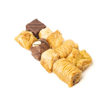 İzole edilmiş Baklava, Küçük Ramazan Tatlısı, Doğu Tatlı Filo Pastaları Seti, Türk Balı Baklawa, Geleneksel Doğu Çölü, Beyaz Arkaplanda Küçük Baklava Parçaları