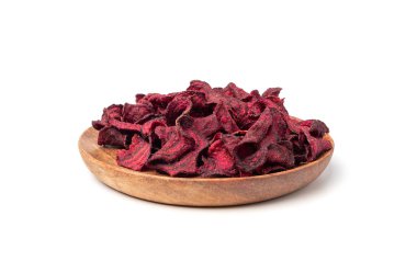 Kuru pancar cipsleri izole edilmiş, dilimlenmiş kırmızı pancar gevreği yığını, pancar kökü parçaları ve cipsler, beyaz arka planda kurutulmuş bol yağda kızartılmış sebze kökü yığını.