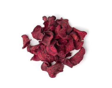 Kuru pancar cipsleri izole edilmiş, dilimlenmiş kırmızı pancar gevreği yığını, pancar kökü parçaları ve cipsler, beyaz arka planda kurutulmuş bol yağda kızartılmış sebze kökü yığını.