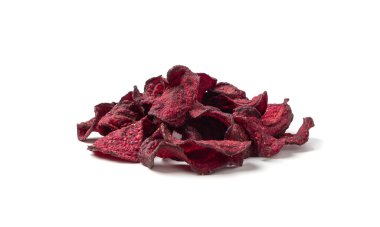 Kuru pancar cipsleri izole edilmiş, dilimlenmiş kırmızı pancar gevreği yığını, pancar kökü parçaları ve cipsler, beyaz arka planda kurutulmuş bol yağda kızartılmış sebze kökü yığını.