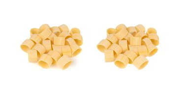 Çiğ Calamarata Big Pasta Pile, Ev Yapımı Kuru Makarna, Pişmemiş İtalyan Yuvarlak Eriştesi, Beyaz Arkaplanda izole edilmiş Calamarata Pasta Halkaları. Bir mürekkep balığının Üst Görünümü Taklidi