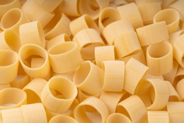 Çiğ Calamarata Big Pasta Doku Arkaplanı, Ev Yapımı Kuru Makarna Deseni, Pişmemiş İtalyan Yuvarlak Erişte Banner, Kopya Space Top Manzaralı Calamarata Makarna Halkaları