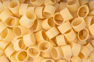 Çiğ Calamarata Big Pasta Doku Arkaplanı, Ev Yapımı Kuru Makarna Deseni, Pişmemiş İtalyan Yuvarlak Erişte Banner, Kopya Space Top Manzaralı Calamarata Makarna Halkaları