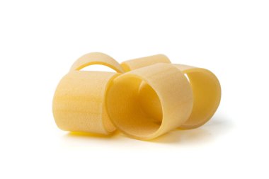 Çiğ Macro Calamarata Big Pasta, Ev Yapımı Kuru Makarna, Pişmemiş İtalyan Yuvarlak Eriştesi, Beyaz Arkaplanda izole edilmiş Calamarata Pasta Halkaları. Bir mürekkep balığının taklidi