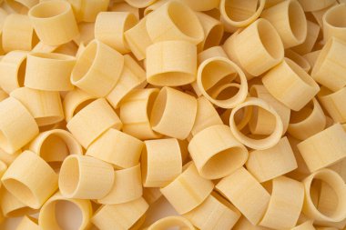 Çiğ Calamarata Big Pasta Doku Arkaplanı, Ev Yapımı Kuru Makarna Deseni, Pişmemiş İtalyan Yuvarlak Erişte Banner, Kopya Space Top Manzaralı Calamarata Makarna Halkaları