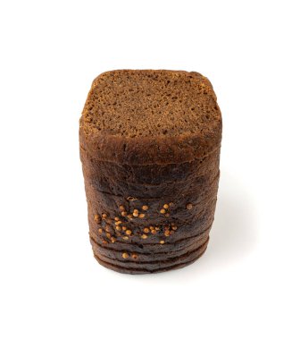 Siyah çavdar ekmeği soyutlanmış, koyu kahverengi dilimlenmiş ekmek, ekşi borodinsky rugbrod kare dilimleri ve beyaz arka planda kişniş otu.