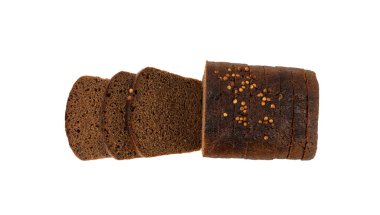 Siyah çavdar ekmeği soyutlanmış, koyu kahverengi dilimlenmiş ekmek, ekşi borodinsky rugbrod kare dilimleri ve beyaz arka planda kişniş otu.