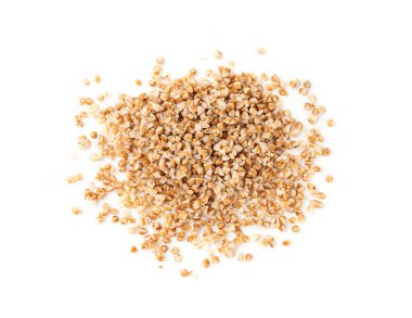 Haşlanmış karabuğday yığını, pişmiş buğday taneleri, parçalanmış lapa, dağınık aşçı, beyaz arka planda kesilmiş karabuğday.