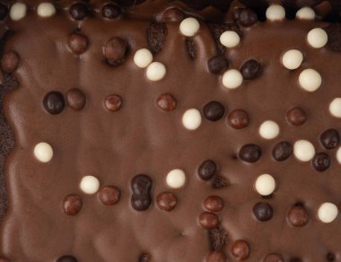 Çikolatalı kek deseni arkaplanda beyaz ve koyu toplar serpiştirilmiş, klasik doğum günü browni deseni, metin için fotokopi alanı olan brounie banner.