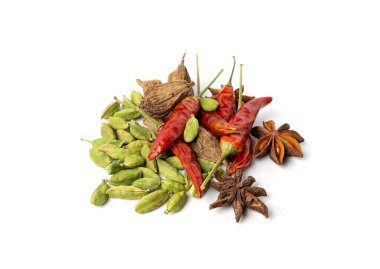 Siyah Kakule Tohumları İzole Edilmiş, Kahverengi Kardamon, Kuru Kardamon Meyveleri, Yeşil Kardamum Baharatı, Kardamoanne Baharatı, Beyaz Arkaplan Üzerinde Kurumuş Nepal Kakule Kapsülleri