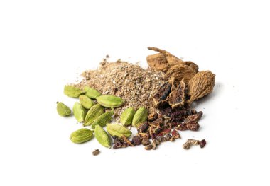 Kakule öğütülmüş kakule tohumları, Yeşil Kardamon, Kuru Kahverengi Kardamon meyveleri, Kardamum Baharat Tozu, Kardamomum Baharatı, Beyaz Arkaplan Üzerinde Kurumuş Nepal Kakule Kabukları