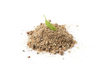 Kakule öğütülmüş kakule tohumları, yeşil kardamon, kardamon meyveleri, kardamum baharat tozu, kakule baharatı, beyaz arka planda kurutulmuş Nepal kakule tohumları.