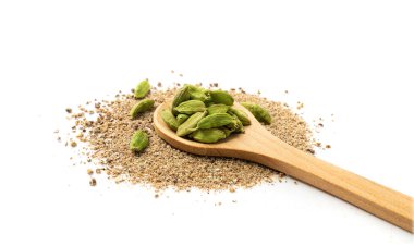 Kakule öğütülmüş kakule tohumları, yeşil kardamon, kardamon meyveleri, kardamum baharat tozu, kakule baharatı, beyaz arka planda kurutulmuş Nepal kakule tohumları.