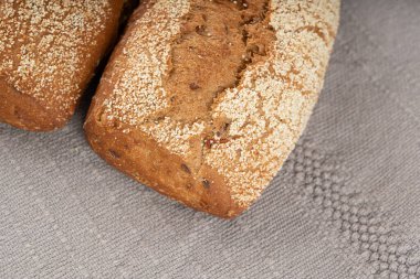 Kepekli tam buğday ekmeği, fitness kabaklı havuçlu çörekler tohumlu tahıllı ekmekli çavdar ekmeği.