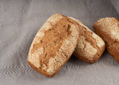 Kepekli tam buğday ekmeği, fitness kabaklı havuçlu çörekler tohumlu tahıllı ekmekli çavdar ekmeği.