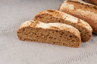 Kepekli tam buğday ekmeği, fitness kabaklı havuçlu çörekler tohumlu tahıllı ekmekli çavdar ekmeği.