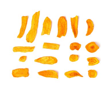 Kuru havuç cipsi izole edilmiş, kurutulmuş kırmızı sebze, sağlıklı çıtır çıtır çıtır gevrek, portakal kökü parçaları ve patates cipsi, beyaz arka planda kurutulmuş bol yağda kızartılmış havuç yığını.