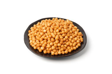 Siyah tabakta küçük hamur topları izole, kızarmış buğday çorbası incileri, salata yumurtası pufları veya choux pastası, puf bezelyesi, beyaz arka planda groszek ptysiowy