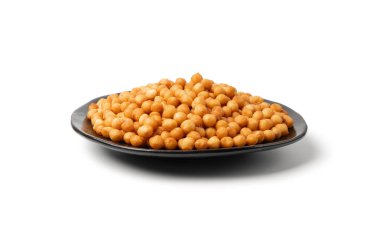 Siyah tabakta küçük hamur topları izole, kızarmış buğday çorbası incileri, salata yumurtası pufları veya choux pastası, puf bezelyesi, beyaz arka planda groszek ptysiowy