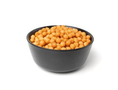 Küçük hamur topları izole edilmiş, kızarmış buğday çorbası incileri, salata yumurtası pufları veya choux pastası, puf bezelyesi, beyaz arka planda groszek puf kuşu.