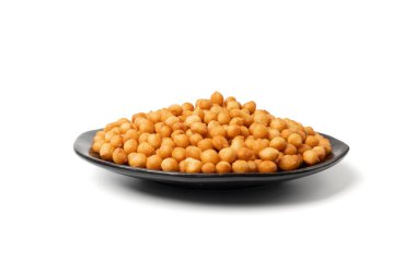 Siyah tabakta küçük hamur topları izole, kızarmış buğday çorbası incileri, salata yumurtası pufları veya choux pastası, puf bezelyesi, beyaz arka planda groszek ptysiowy