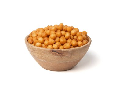 Küçük hamur topları izole edilmiş, kızarmış buğday çorbası incileri, salata yumurtası pufları veya choux pastası, puf bezelyesi, beyaz arka planda groszek puf kuşu.