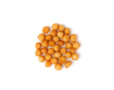 Küçük hamur topları izole, kızarmış buğday çorbası incileri, salata yumurtası pufları veya choux pastası, puf bezelyesi, beyaz arka planda groszek puf kuşu.