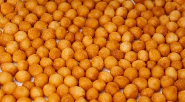 Küçük hamur topları, kızarmış buğday çorbası incileri, salata yumurtası pufları veya choux pastası, puf bezelyesi, groszek puf desenli yakın plan.