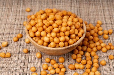 Beyaz kasede küçük hamur topları, kızarmış buğday çorbası incileri, salata yumurtalı puf böreği, puf bezelye, groszek puf böreği.