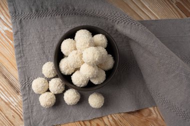 Hindistan cevizi şekeri yığını, hindistan cevizi topu. Beyaz trüf mantarı, Hint ladoo 'su ya da tatlı kremalı laddu ve hindistan cevizli gevrek, ev yapımı pralin tatlısı, barfi yakın plan.