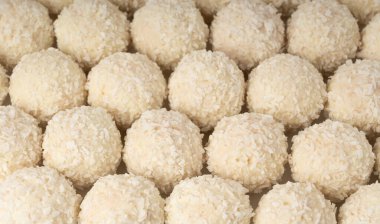 Hindistan cevizi şekeri desenli, hindistan cevizi desenli. Beyaz yer mantarı topu duvar kağıdı, Hint ladoo 'su ya da hindistan cevizi taneli laddu bayrağı, ev yapımı pralin tatlısı, barfi kekleri.