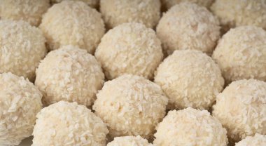 Hindistan cevizi şekeri desenli, hindistan cevizi desenli. Beyaz yer mantarı topu duvar kağıdı, Hint ladoo 'su ya da hindistan cevizi taneli laddu bayrağı, ev yapımı pralin tatlısı, barfi kekleri.