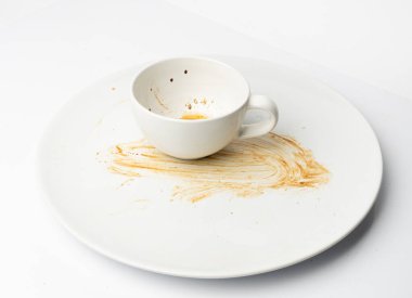 Dökülen Soya sosu artıkları izole edilmiş, Teriyaki beyaz tabağa damlaları, istiridye sosu, salya sosu, beyaz üzerine balzamik sirke birikintisi