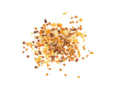 Kurutulmuş sebzeler havuç, soğan, yaban havucu ve soya etiyle karıştırılır. Çıtır gevrek, sebze proteini, susuz bırakılmış çeşitli yiyecek parçaları beyaz arka planda hazır erişte koleksiyonu.