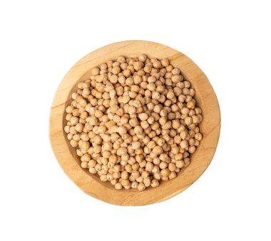 Ahşap kasede nohut, kuru bezelye yığını, kuru Cicer arietinum meyveleri, çiğ Bengal gram baklası, garbanzo fasulyesi, beyaz arka planda yenebilir Mısır bezelyesi tohumu.