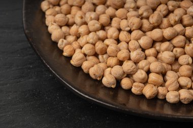 Nohut desenli arka plan, civciv bezelye afişi, kuru Cicer arietinum meyve deseni, ham Bengal gram baklası modeli, garbanzo fasulyesi, Mısır bezelyesi yenilebilir tohumları yakın plan.