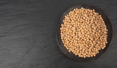 Siyah kasedeki nohut, bezelye yığını, eko biyolojisi kuru Cicer arietinum meyveleri, ham Bengal gram baklası, garbanzo fasulyesi, Mısır bezelyesi yenilebilir tohumu.