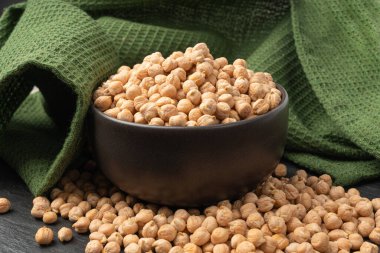 Siyah kasedeki nohut, bezelye yığını, eko biyolojisi kuru Cicer arietinum meyveleri, ham Bengal gram baklası, garbanzo fasulyesi, Mısır bezelyesi yenilebilir tohumu.