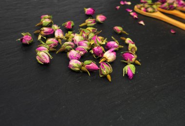 Kuru Gül Tomurcukları, Pembe Çiçek Çayı için Gül Yaprakları, Kurumuş Pers Gülleri, Siyah Taş Tabaka Arkaplanındaki Gül Tomurcukları